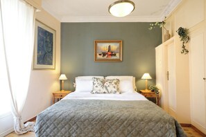 Suite familiar | Espacio para trabajar con laptop y cortinas blackout 