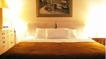 Espacio para trabajar con laptop y cortinas blackout