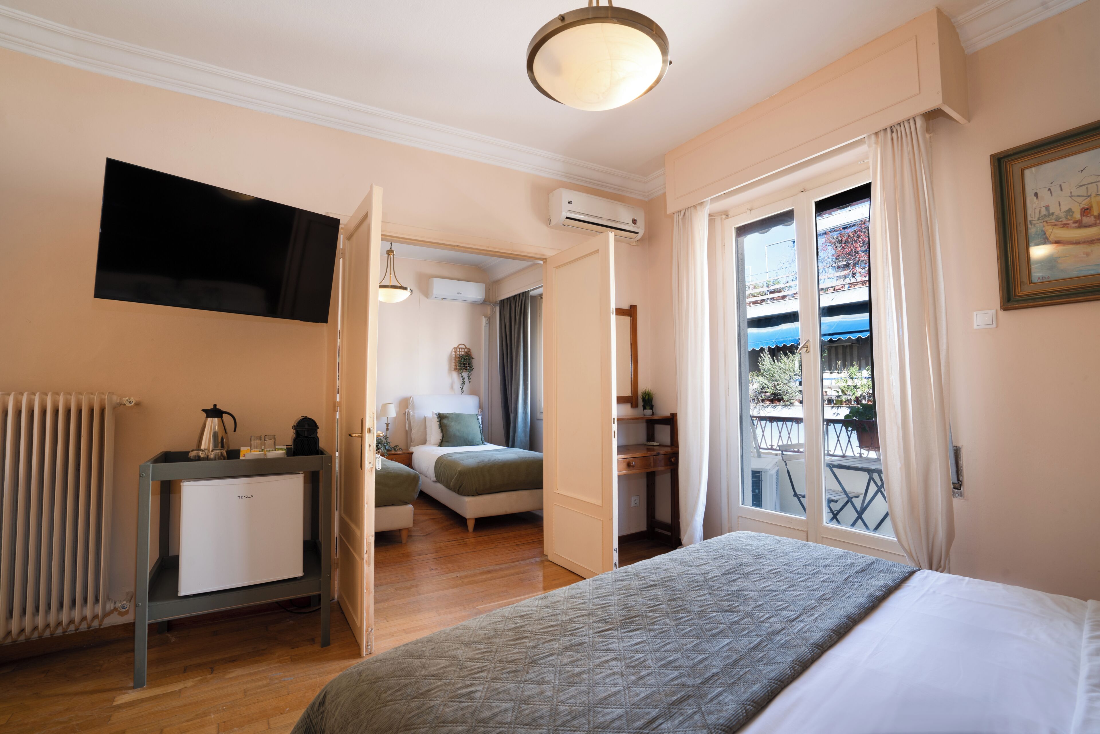 Familiesuite | Skrivebord for bærbar PC, blendingsgardiner og strykejern/-brett