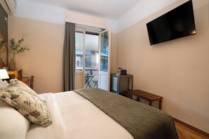 Espacio para trabajar con laptop y cortinas blackout 