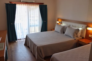 Minibar, in-room safe