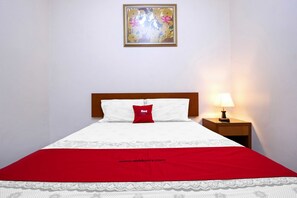 Double Room | Blackout curtains, free WiFi - RedDoorz near ITC Kuningan (Jakarta)