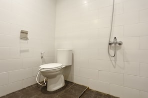 Double Room | Bathroom | Shower, free toiletries, towels