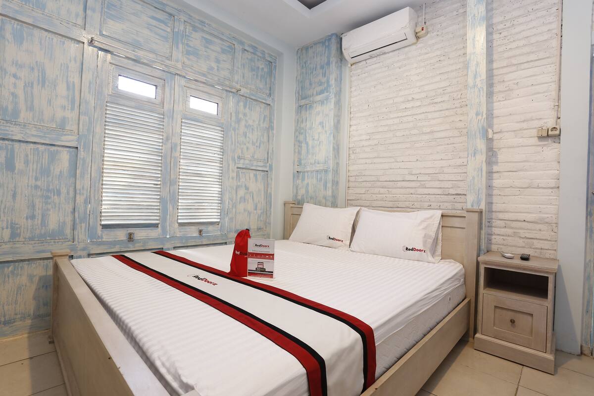 Blackout curtains, free WiFi