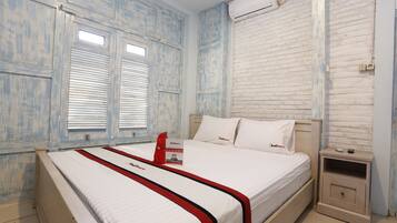 Blackout curtains, free WiFi