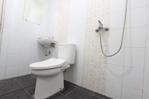 Double Room | Bathroom | Shower, free toiletries, towels