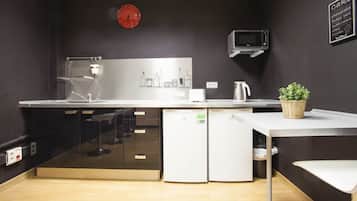 Nevera en la zona común y microondas en la zona común