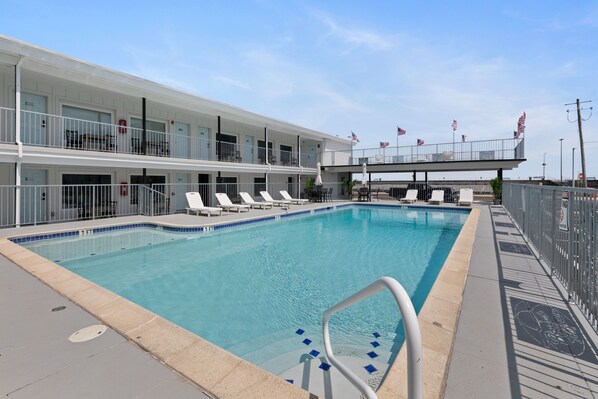 Piscine extérieure (ouverte en saison), parasols de plage
