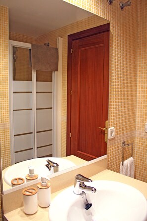 Ensemble douche/baignoire, sèche-cheveux, bidet, serviettes fournies