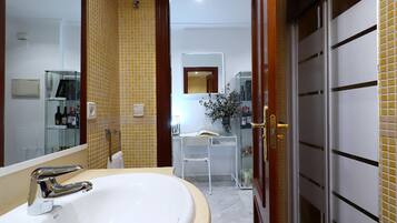 Combined shower/tub, hair dryer, bidet, towels