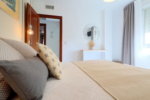 3 makuuhuonetta, tallelokero huoneessa, työpöytä, silitysrauta/-lauta