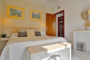 3 soveværelser, pengeskab på værelset, skrivebord, strygejern/strygebræt