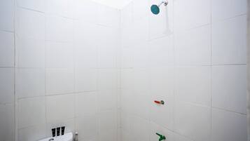 Chambre Double | Salle de bain | Douche, articles de toilette gratuits