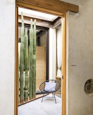 Suite Amador | Sengetøy i egyptisk bomull, sengetøy av topp kvalitet og minibar