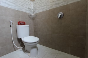 Double Room | Bathroom | Shower, free toiletries