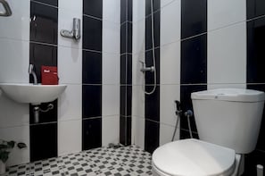 Regadera y amenidades de baño gratuitas
