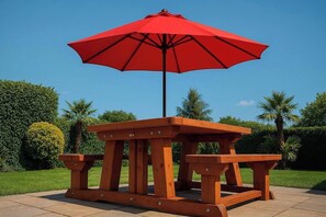 Outdoor dining - Family Holiday Home 3 Bed 2.5 Bath Free Wi-Fi 10 mins walk to Westward Ho! Beach (Westward Ho)