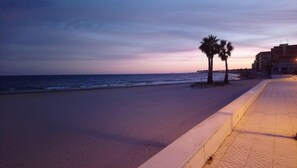 Perto da praia, espreguiçadeiras, toalhas de praia 
