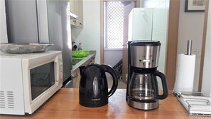 Frigorífico, microondas, placa de cocina y cafetera o tetera
