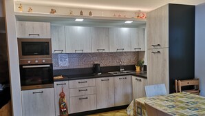 Coffee/tea maker, fridge, microwave, oven - Apartment in the Dolomites, wonderful eexcursions (Moena)