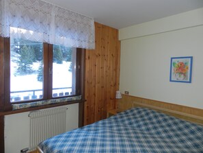 2 slaapkamers, reisbedje, gratis wifi, beddengoed