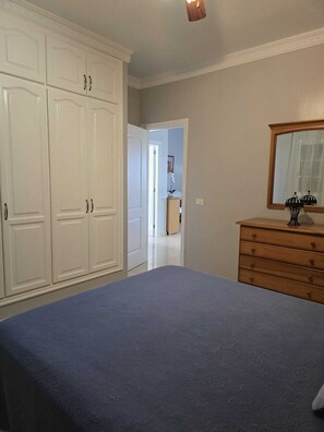 2 bedrooms, desk, iron/ironing board, WiFi