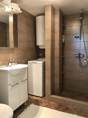 Ducha, secador de pelo, toallas y jabón