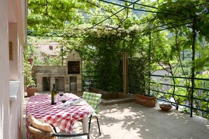 Outdoor dining - Tranquillity & comfort - spacious studio & terrace, relax under the vine canopy. (Risan)