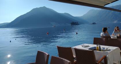 Rauhallisuus ja mukavuus - tilava studio ja terassi, rentoudu viiniköynnöksen katossa.