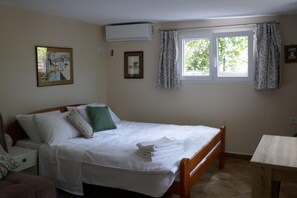 Desk, soundproofing, iron/ironing board, free WiFi - Tranquillity & comfort - spacious studio & terrace, relax under the vine canopy. (Risan)