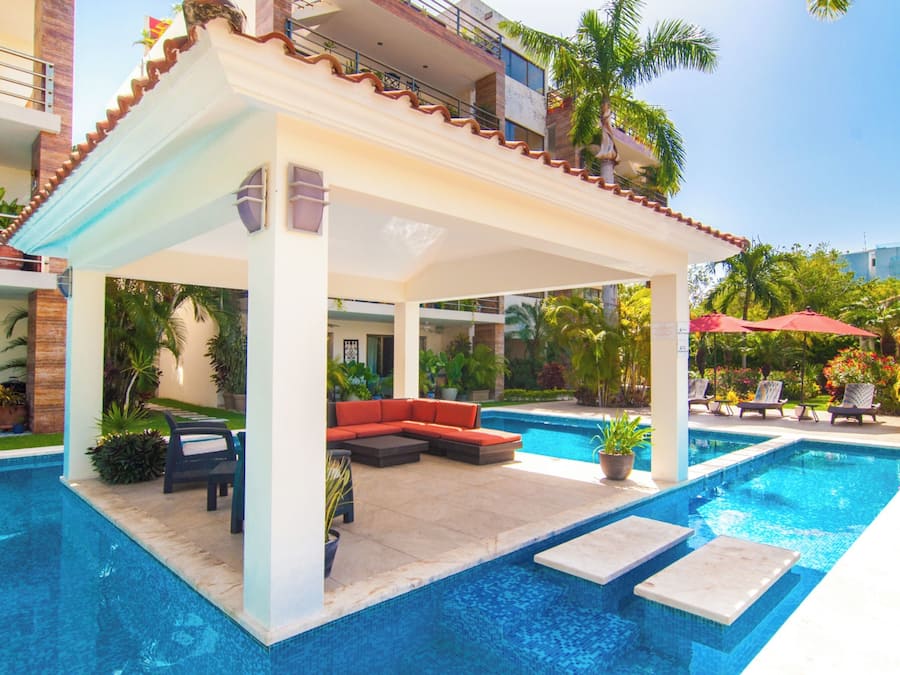 Piscina externa, guarda-sóis, espreguiçadeiras