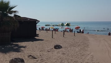 Una spiaggia nelle vicinanze