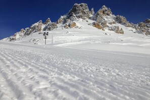 A snow-covered mountain with rocky peaks and a clear blue sky. - Slopeside Stay in Méribel (Les allues)