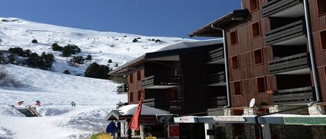 A ski resort with a restaurant and outdoor seating area.