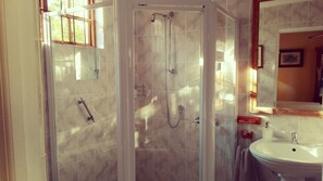 Twin room with pool view | Badrum | Gratis toalettartiklar, hÄrtork och handdukar