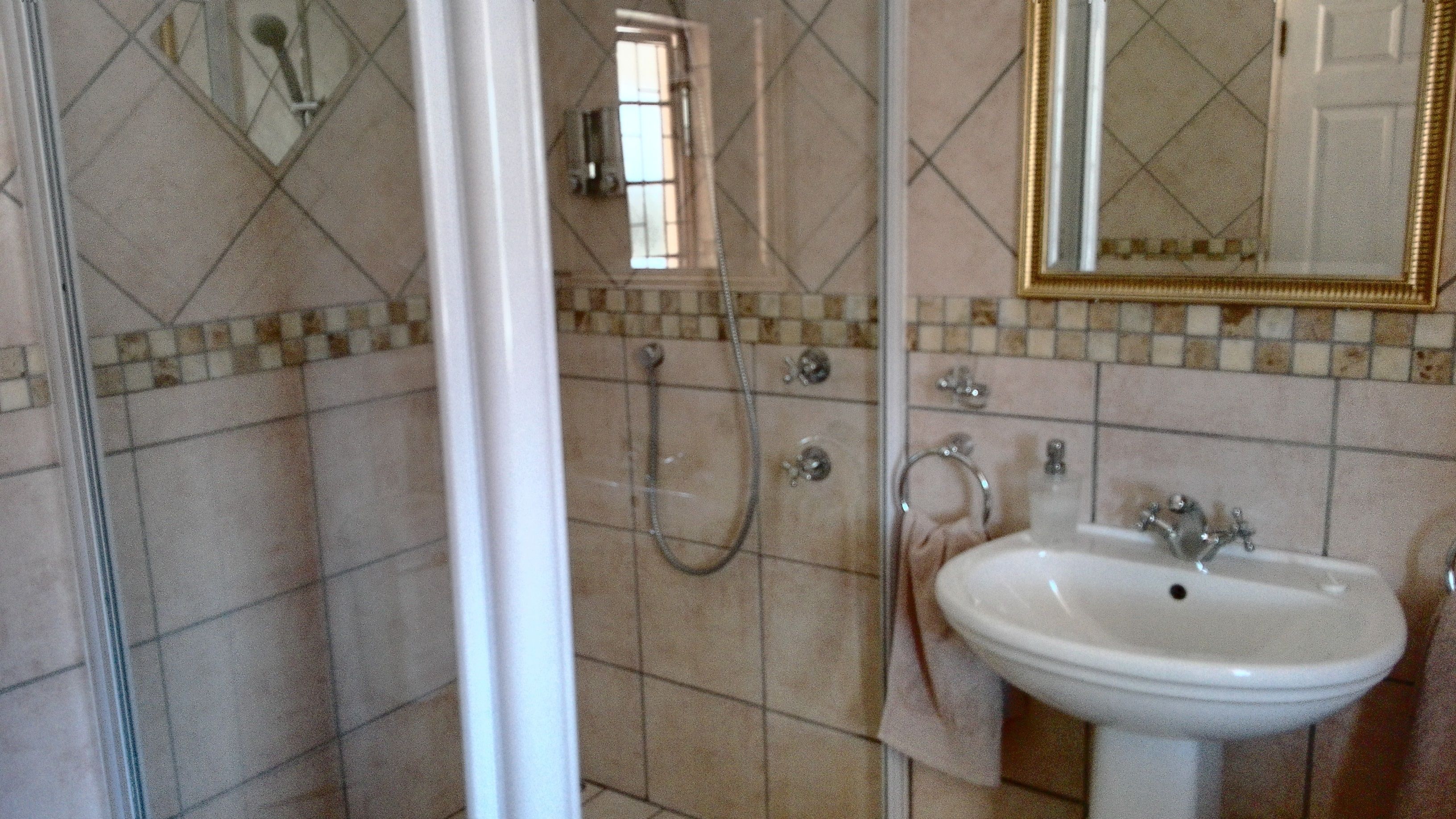 Chambre Double Supérieure, vue jardin | Salle de bain | Articles de toilette gratuits, sèche-cheveux, serviettes fournies