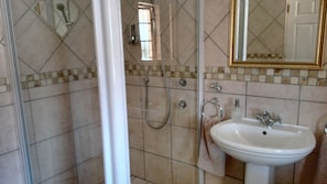 Chambre Double Supérieure, vue jardin | Salle de bain