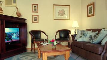 Suite with garden view | Living area