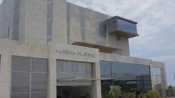 Vista frontal de la propiedad