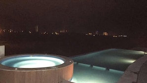 Bañera de hidromasaje al aire libre
