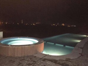 Outdoor spa tub - MARINA PLATINO Departamento de Lujo 2 Habitaciones. 6 per. (Mazatlán)