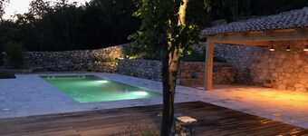 stilig renovert steinhus med komfort, havutsikt, basseng og stor hage