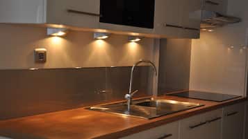 Réfrigérateur, micro-ondes, four, plaque de cuisson