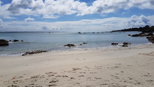 A beach with clear skies, calm water, and boats in the distance. - Fouesnant, Beg-Meil, very nice apartment sleeps 6, beaches and market town (Fouesnant)