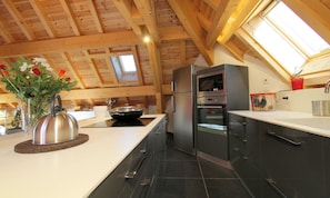 Frigorifero, microonde, forno, piano cottura