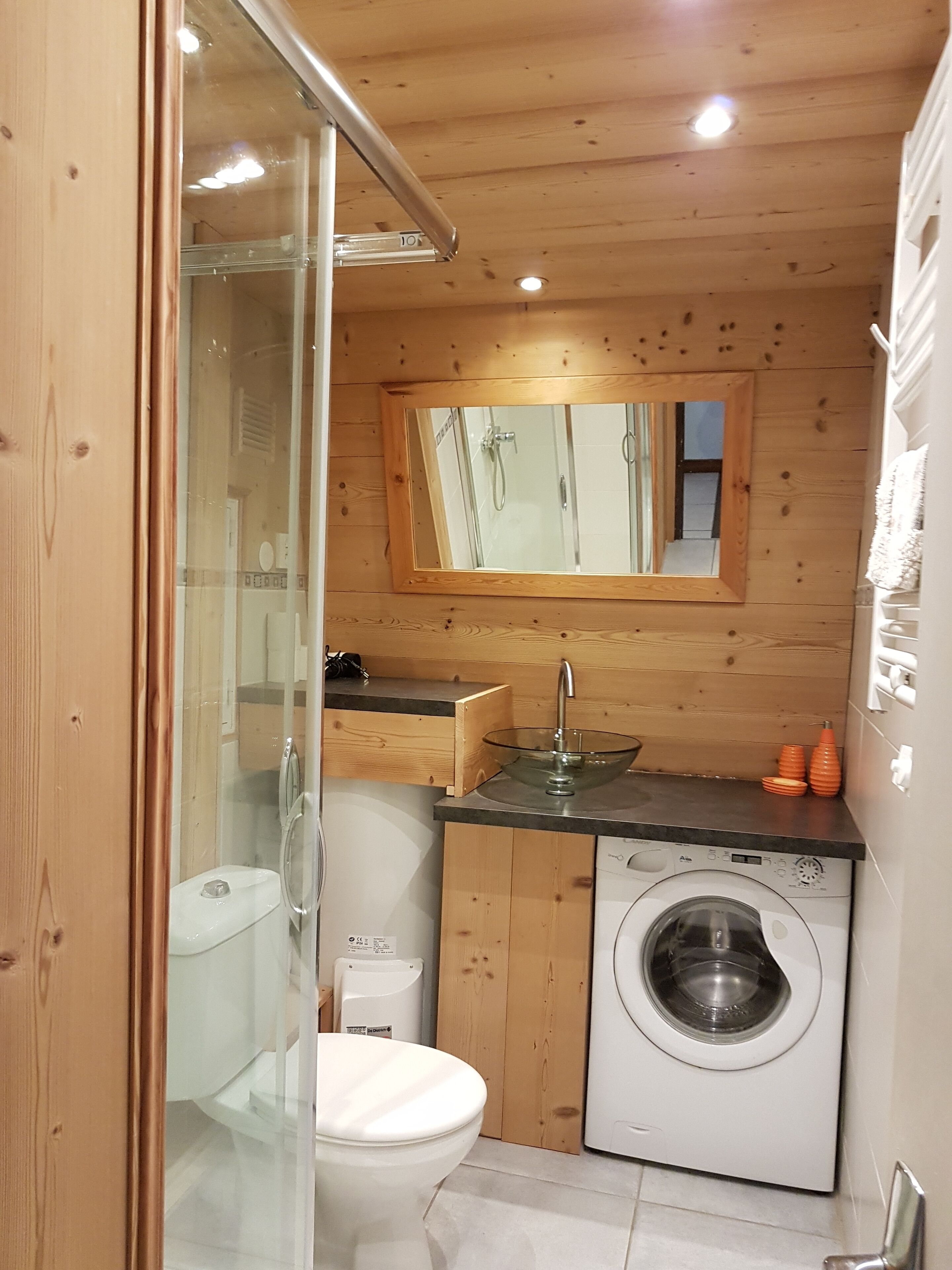 Een douche, een haardroger, toiletpapier