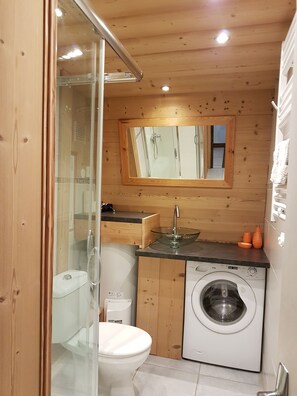 Een douche, een haardroger, toiletpapier