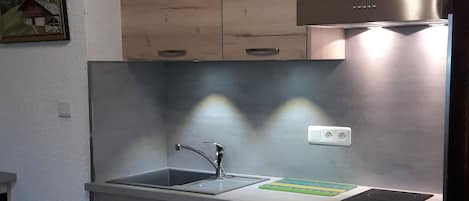 Geladeira, micro-ondas, fogão, cooktop