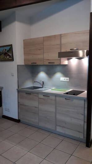 冰箱、微波炉、烤箱、炉灶