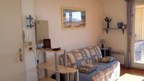 TV, DVD player, books, music library - Apartment T2, sleeps 4, ideally placed, panoramic sea view,  (Fréjus)